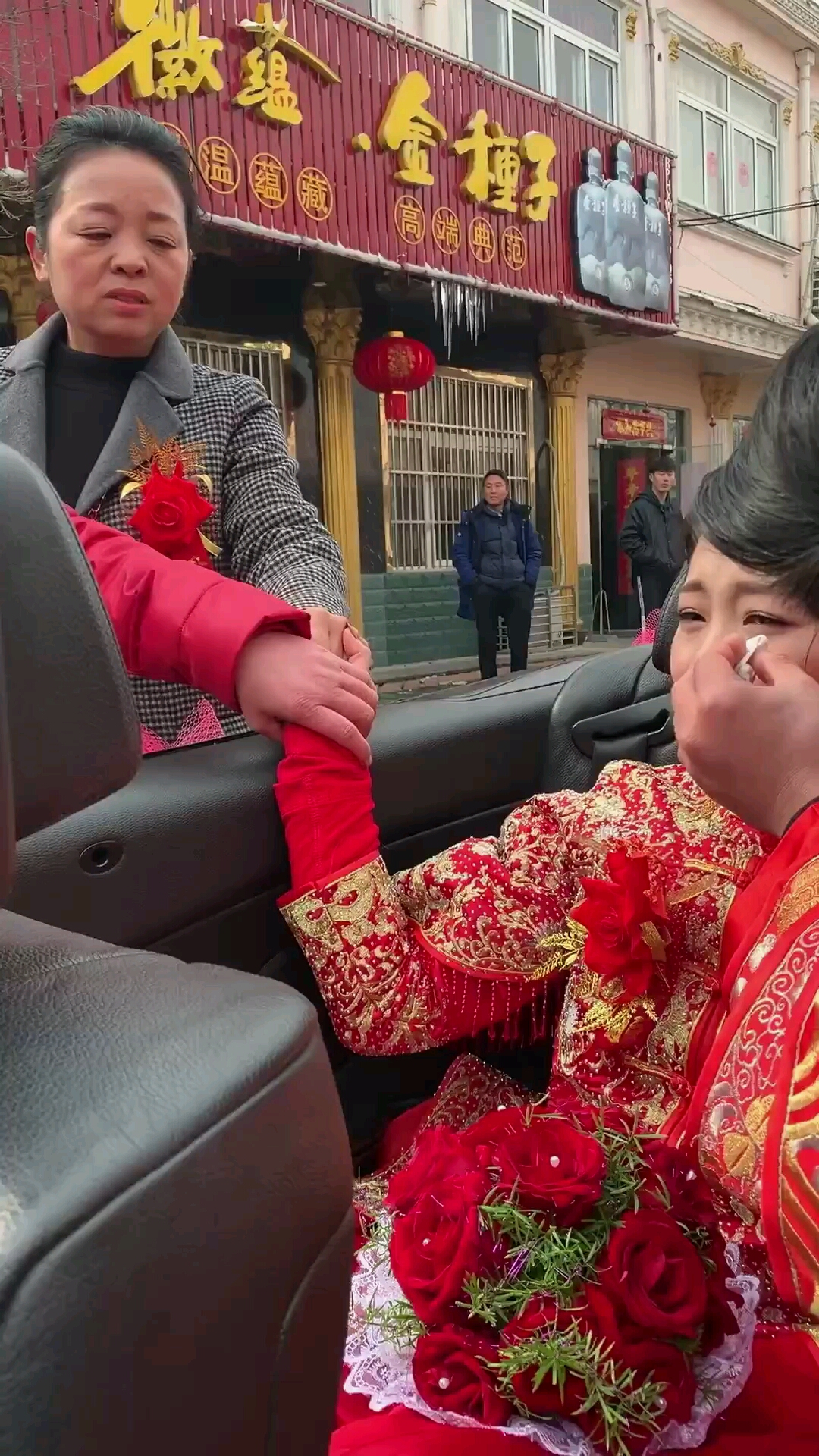 悟空体育-足球传奇退役，球迷纷纷送别，敬仰之情溢于言表