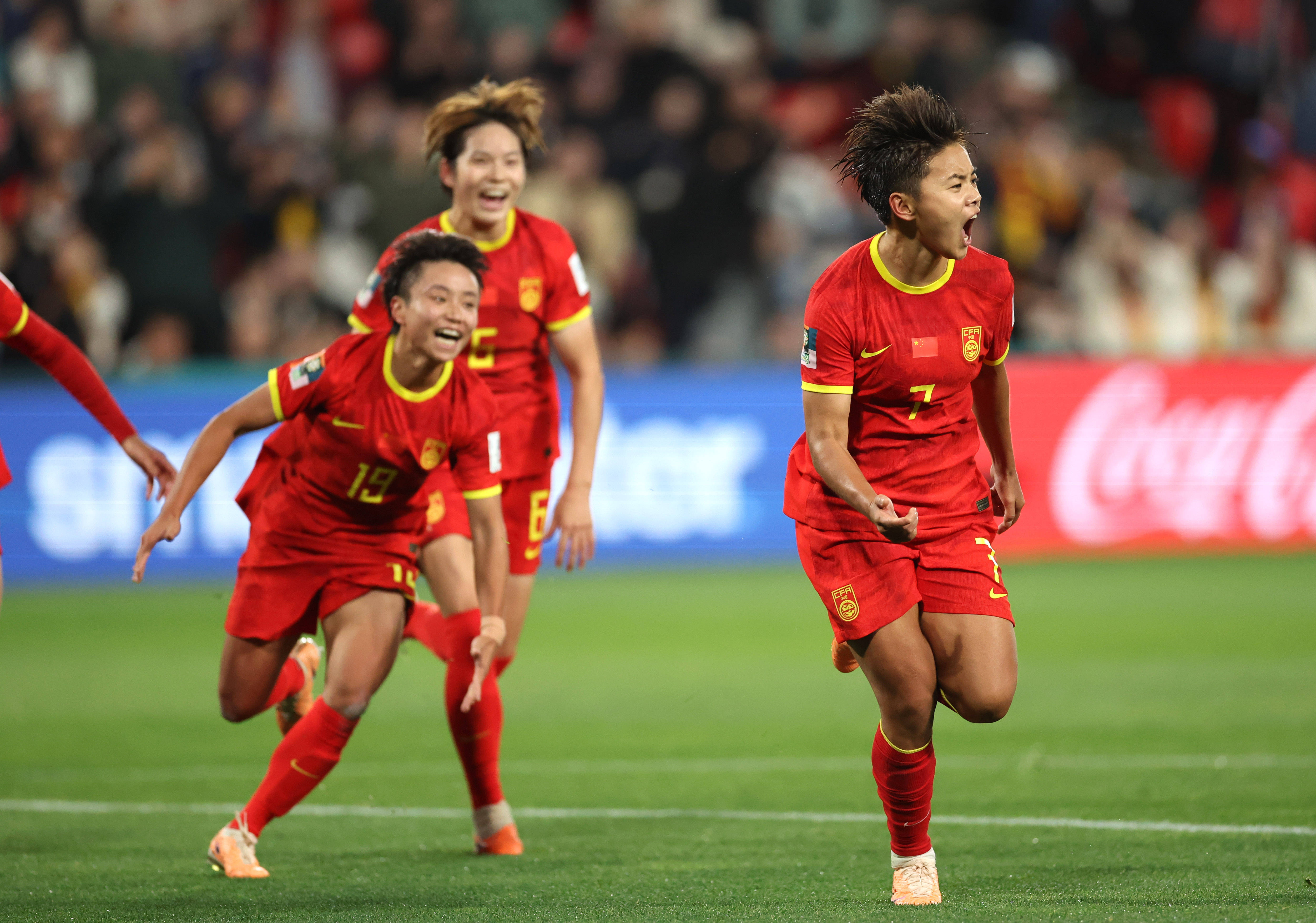 悟空体育-中国女足球员高水平发挥闯入国际足球赛半决