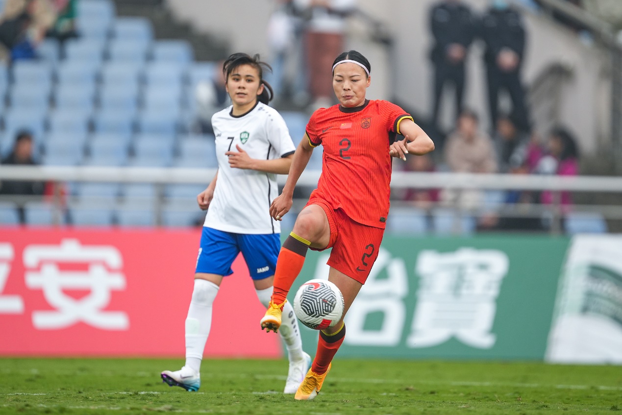 中国女足球员高水平发挥闯入国际足球赛半决