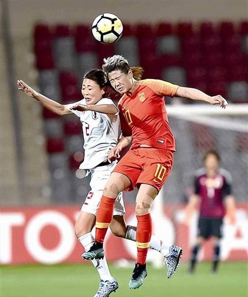 女子足球赛事精彩纷呈，赛场上风云变幻