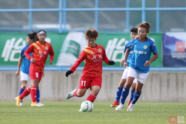 国际足球场上，女子队伍获胜