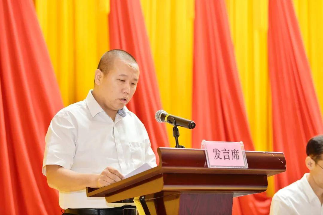 山东泰山球员斗志昂扬，奋力夺取胜利