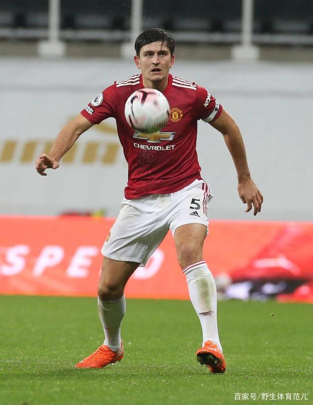 悟空体育-灼热攻击！球队猛攻对方防线不给机会