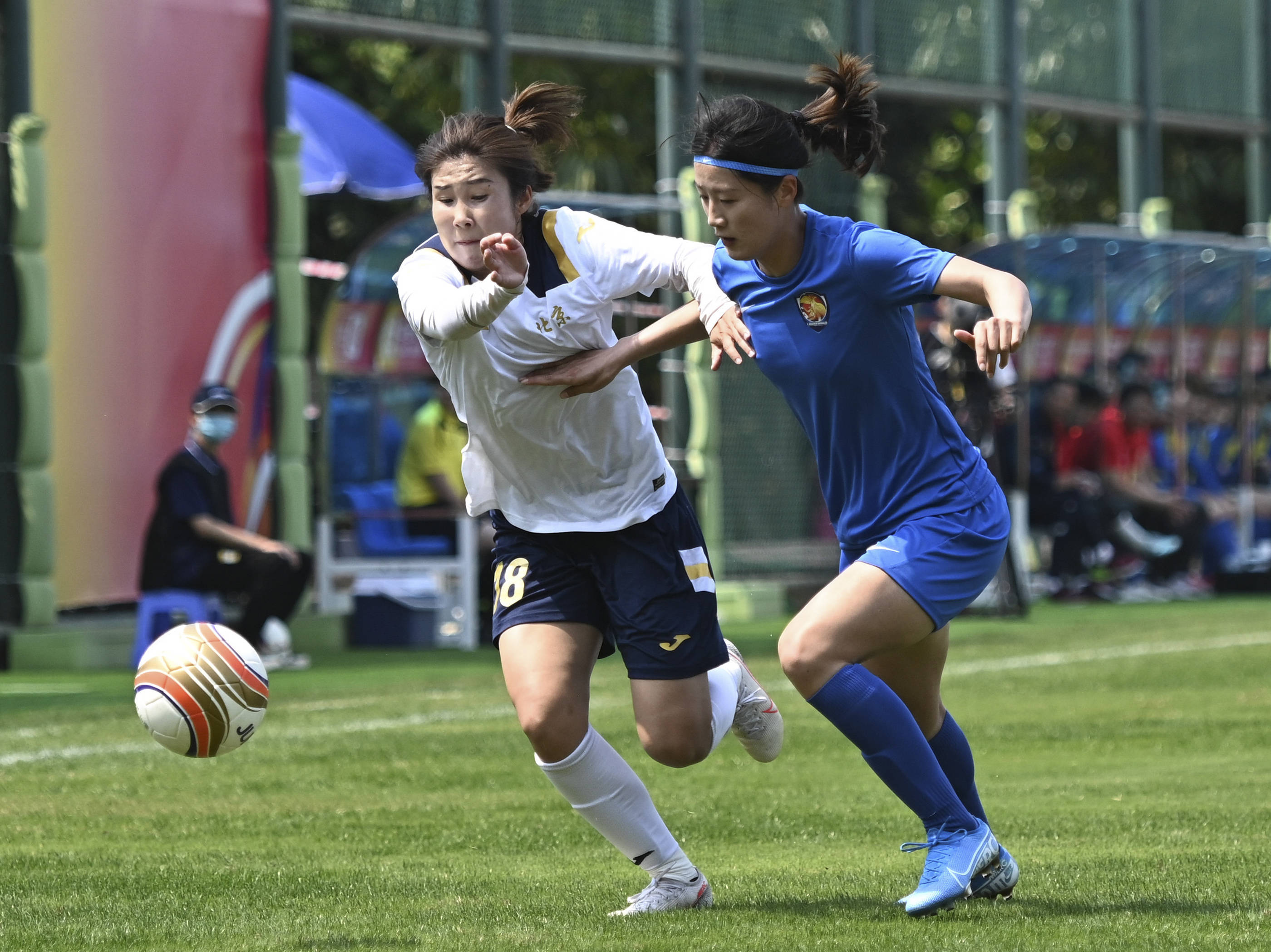 比赛日常！女足球员在场上奋勇争先