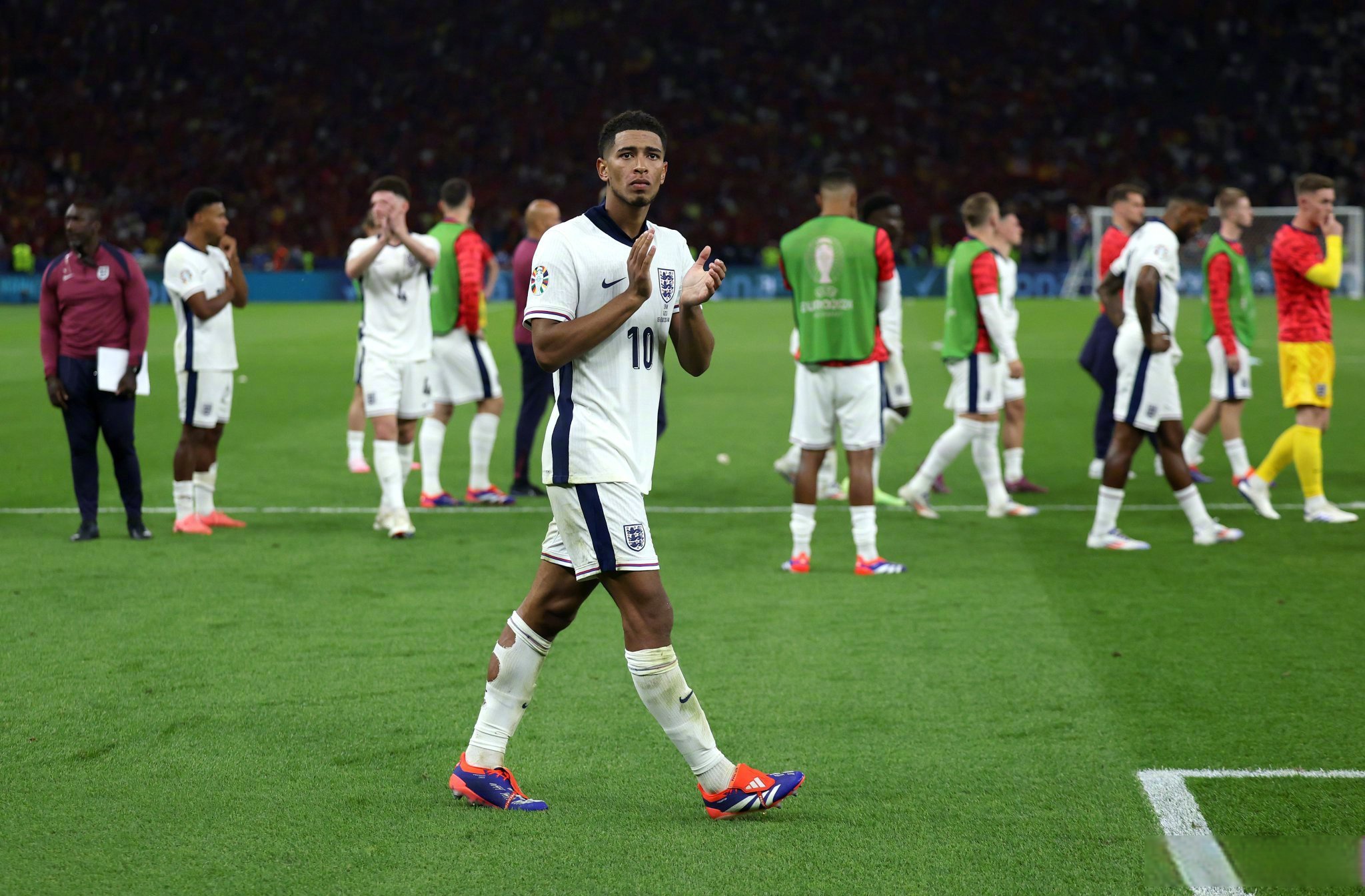 西班牙队豪取胜利，毫无悬念晋级正赛